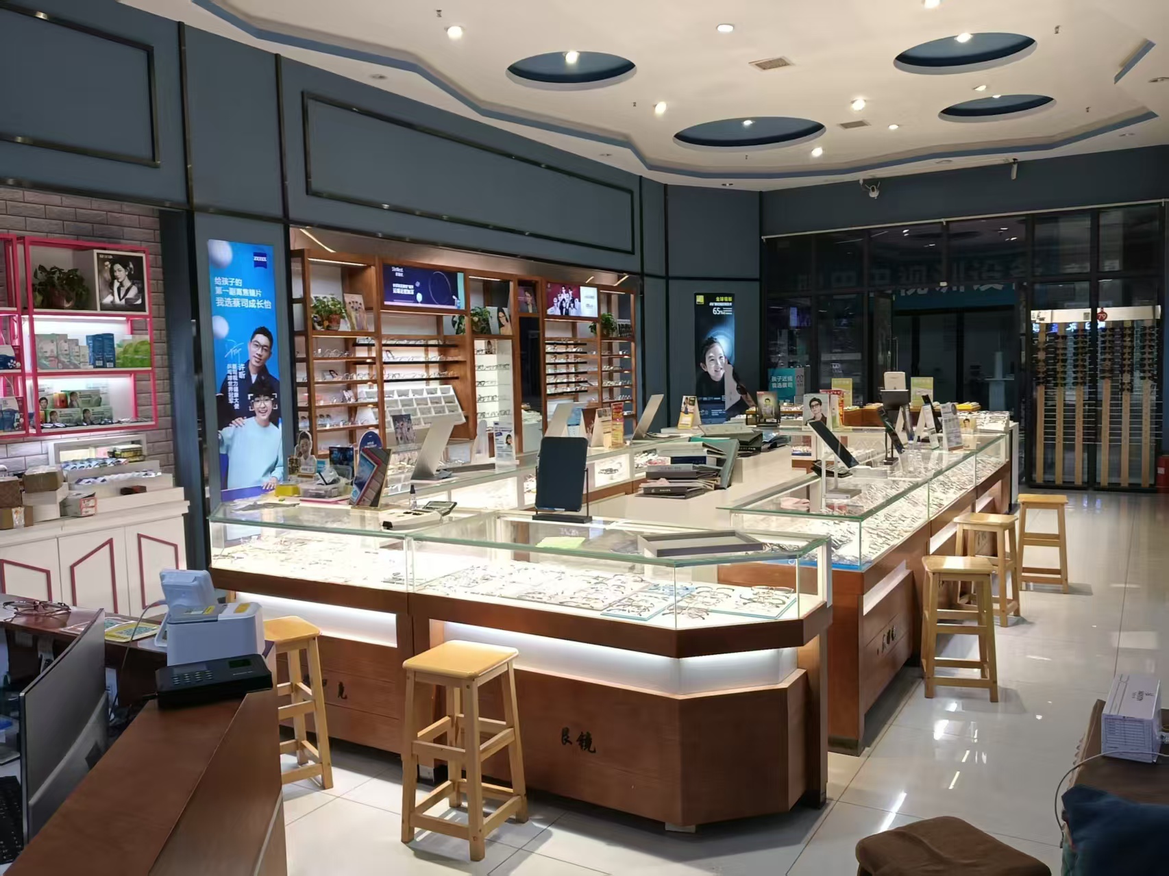 眼镜产品陈列与加工区
