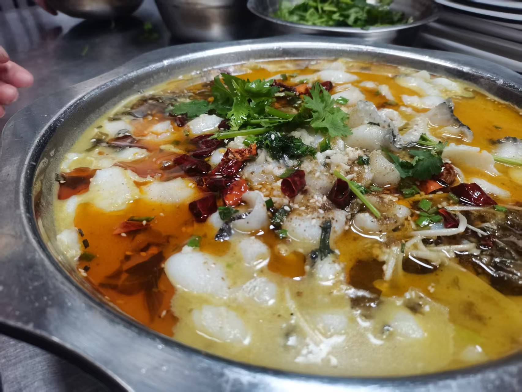 餐厅后厨忙碌景象