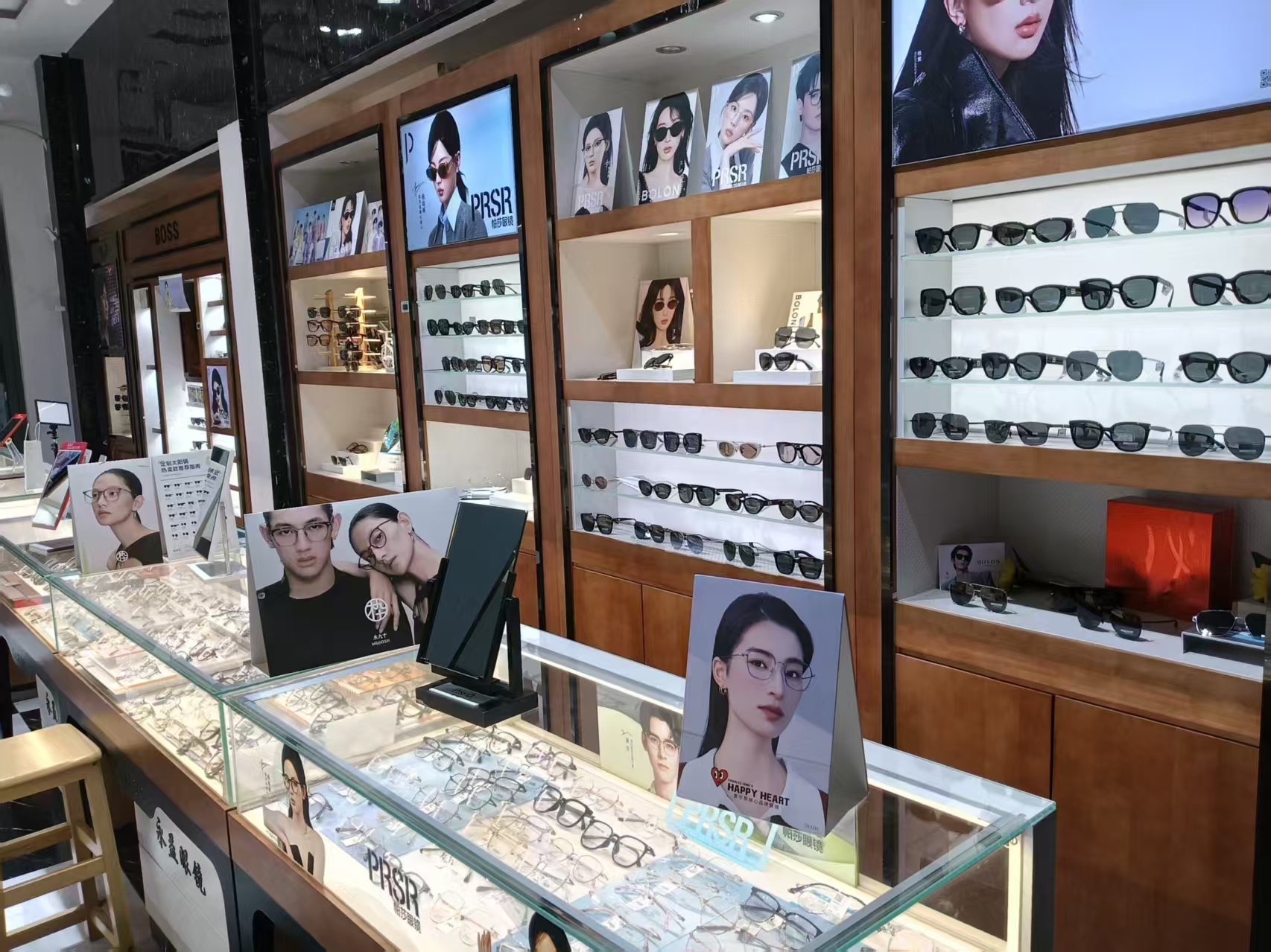 陈列有序的各类镜片与镜框