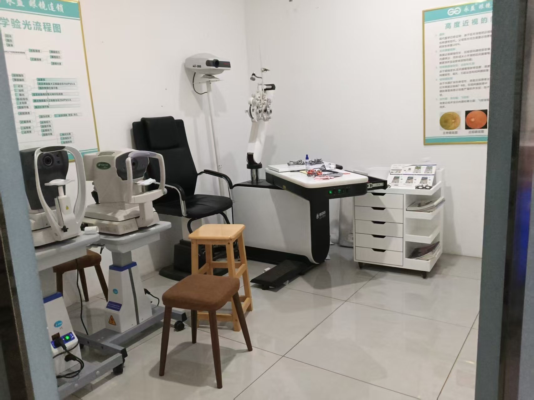 专业的验光设备正在进行检查