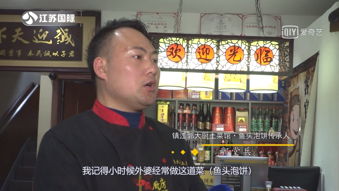 餐饮店整洁明亮的内部就餐环境，展现舒适的用餐氛围