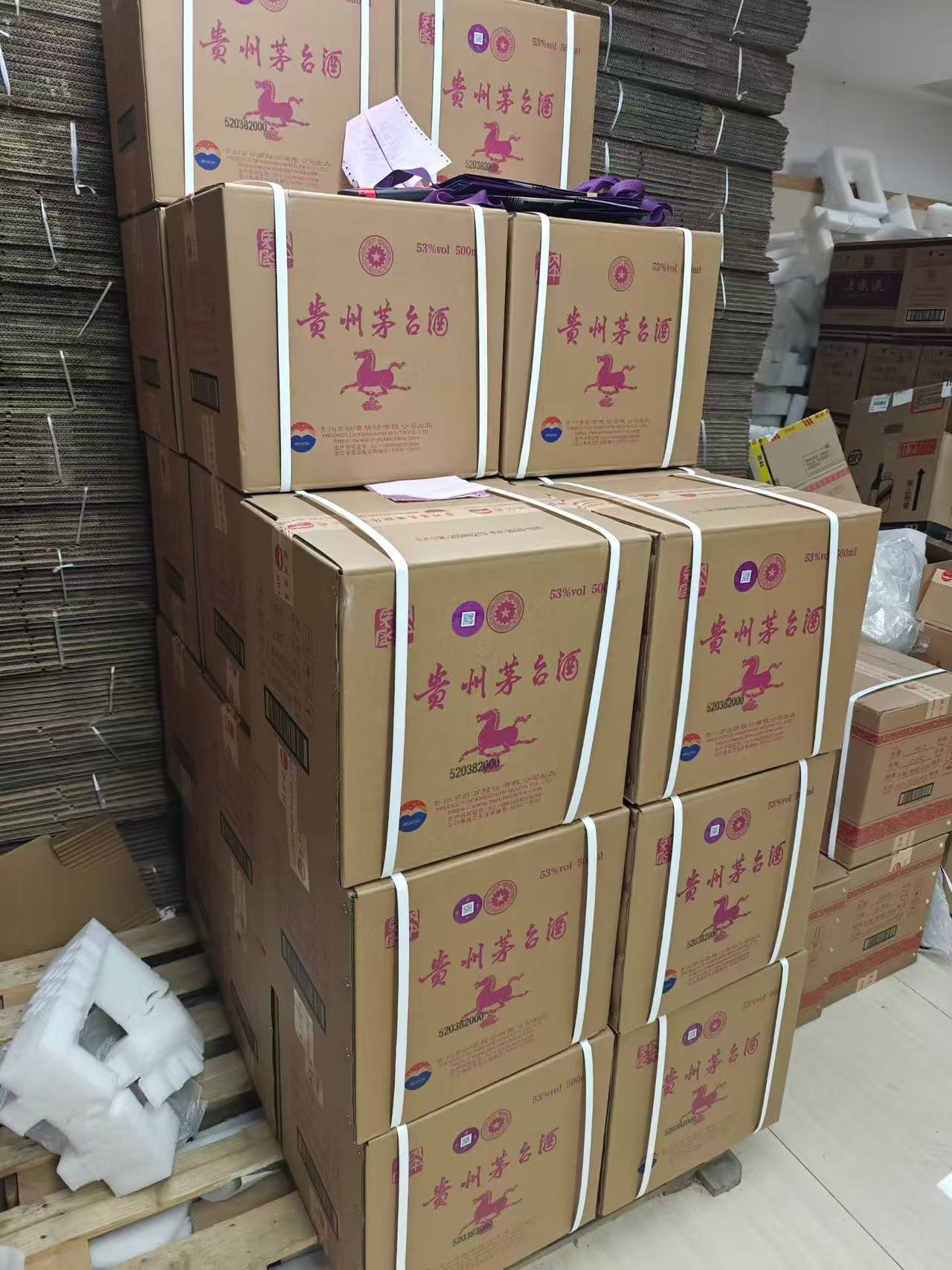 专业鉴定师正在鉴定酒品