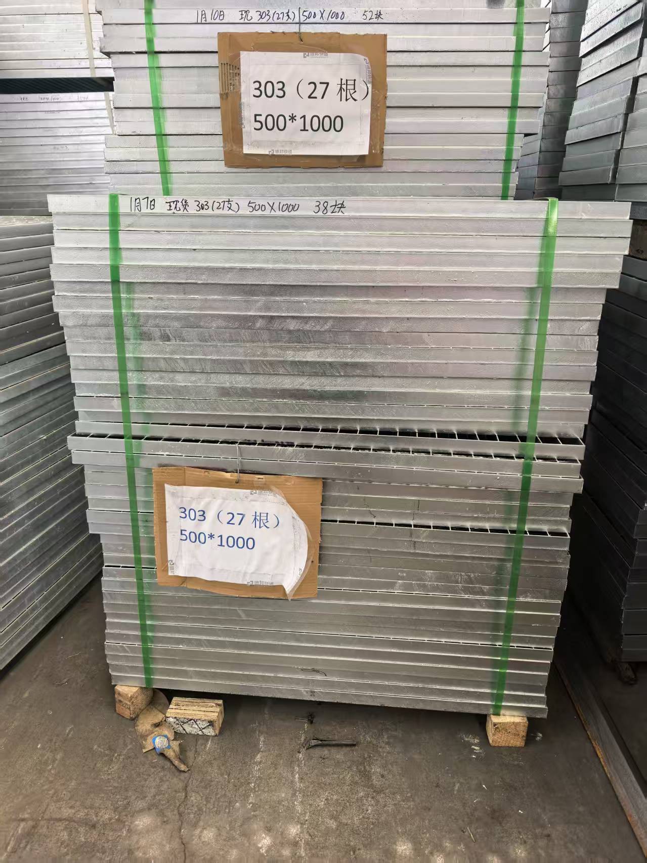 钢丝网片生产车间一瞥