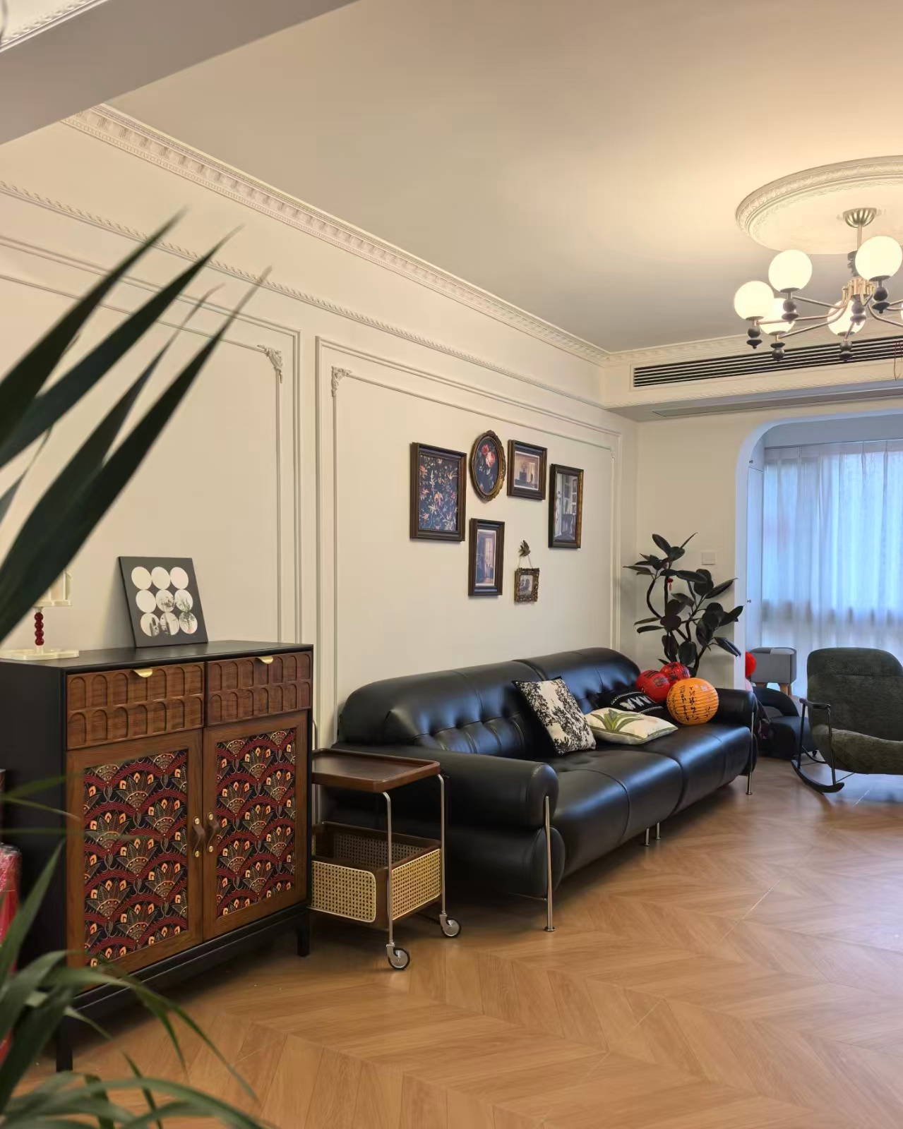 集成智能灯光与收纳的电视柜系统