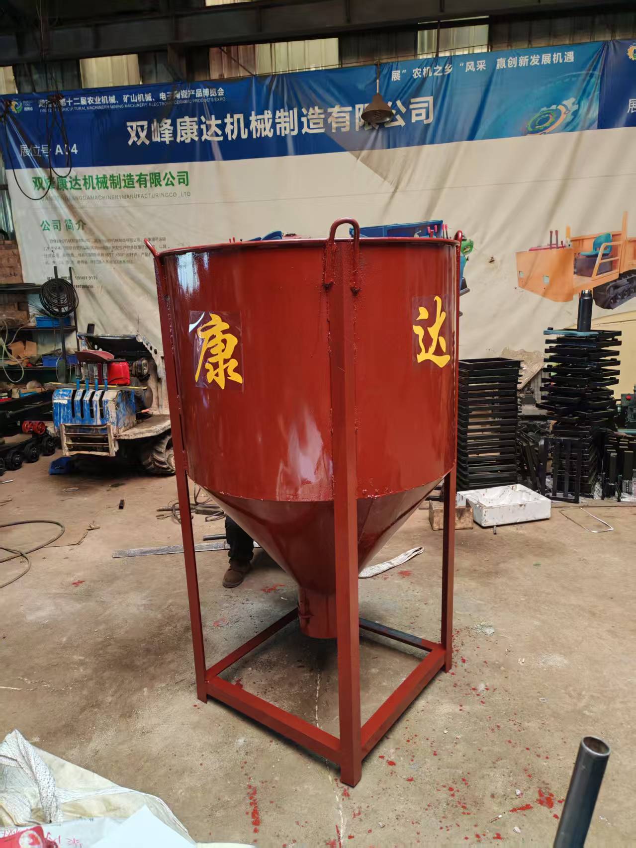 不同型号履带拌和机展示
