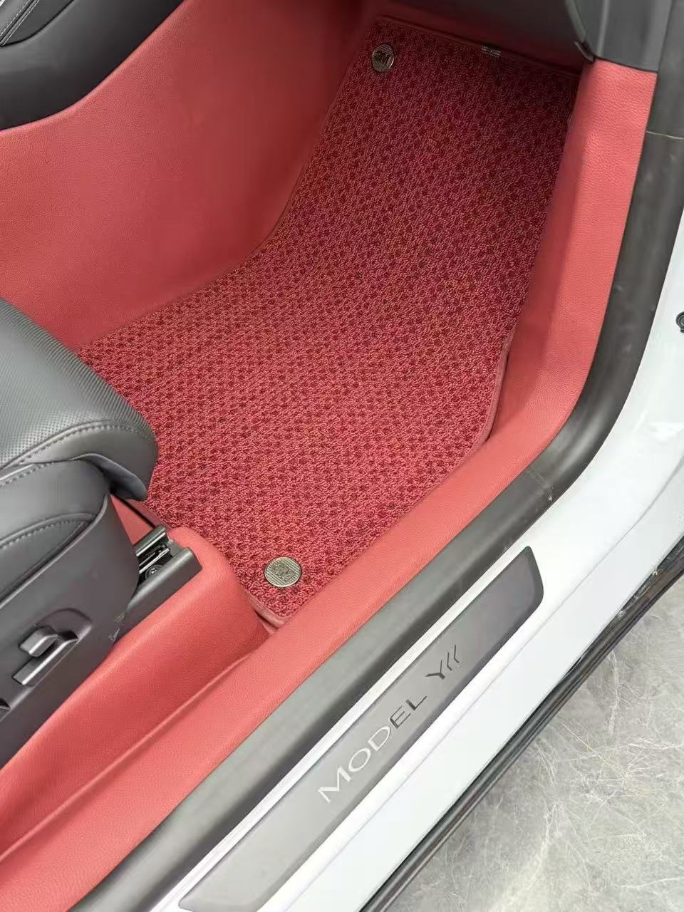 专业技师进行精细包边处理