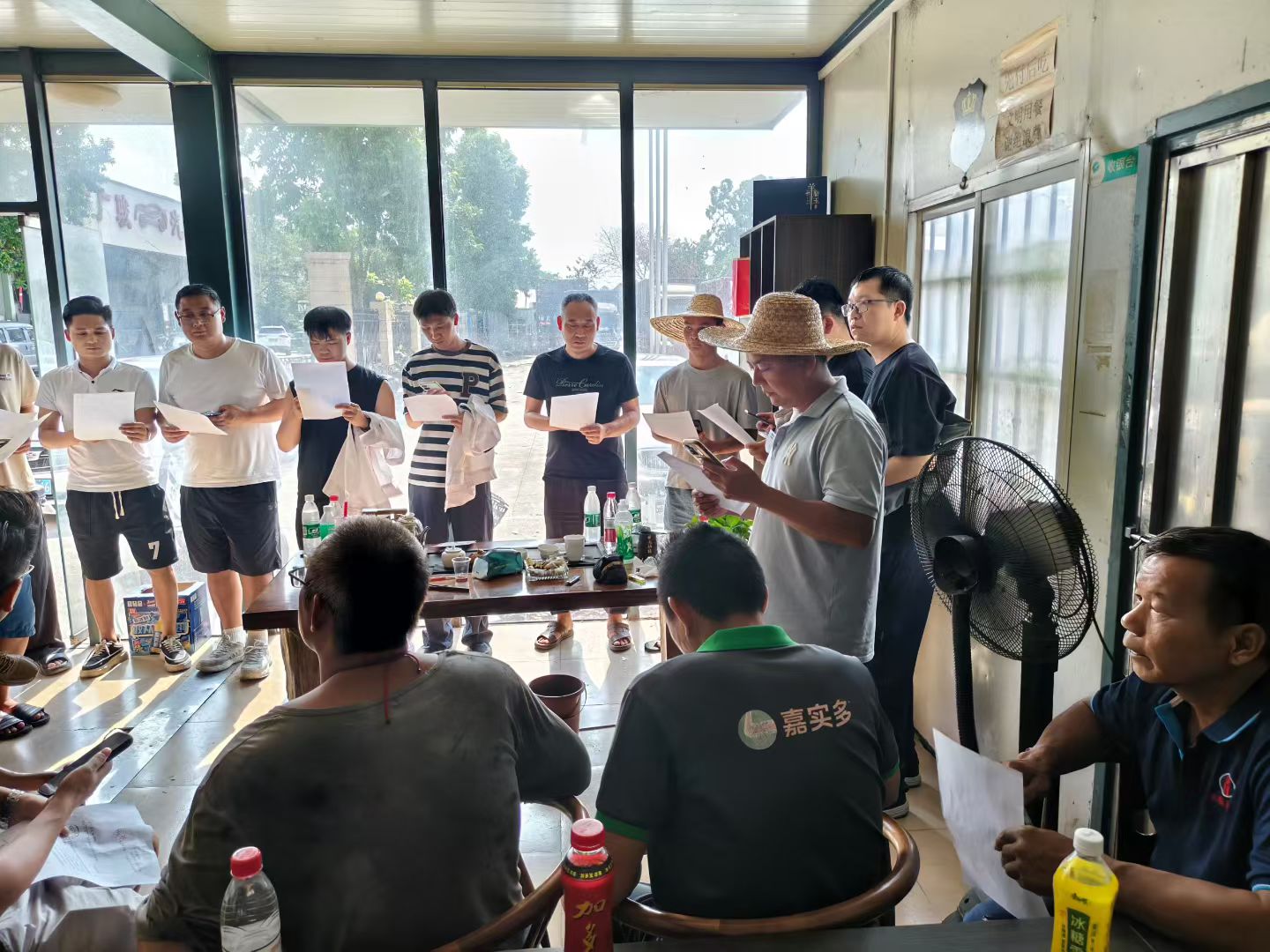 专业技师正在进行解放卡车精细化保养