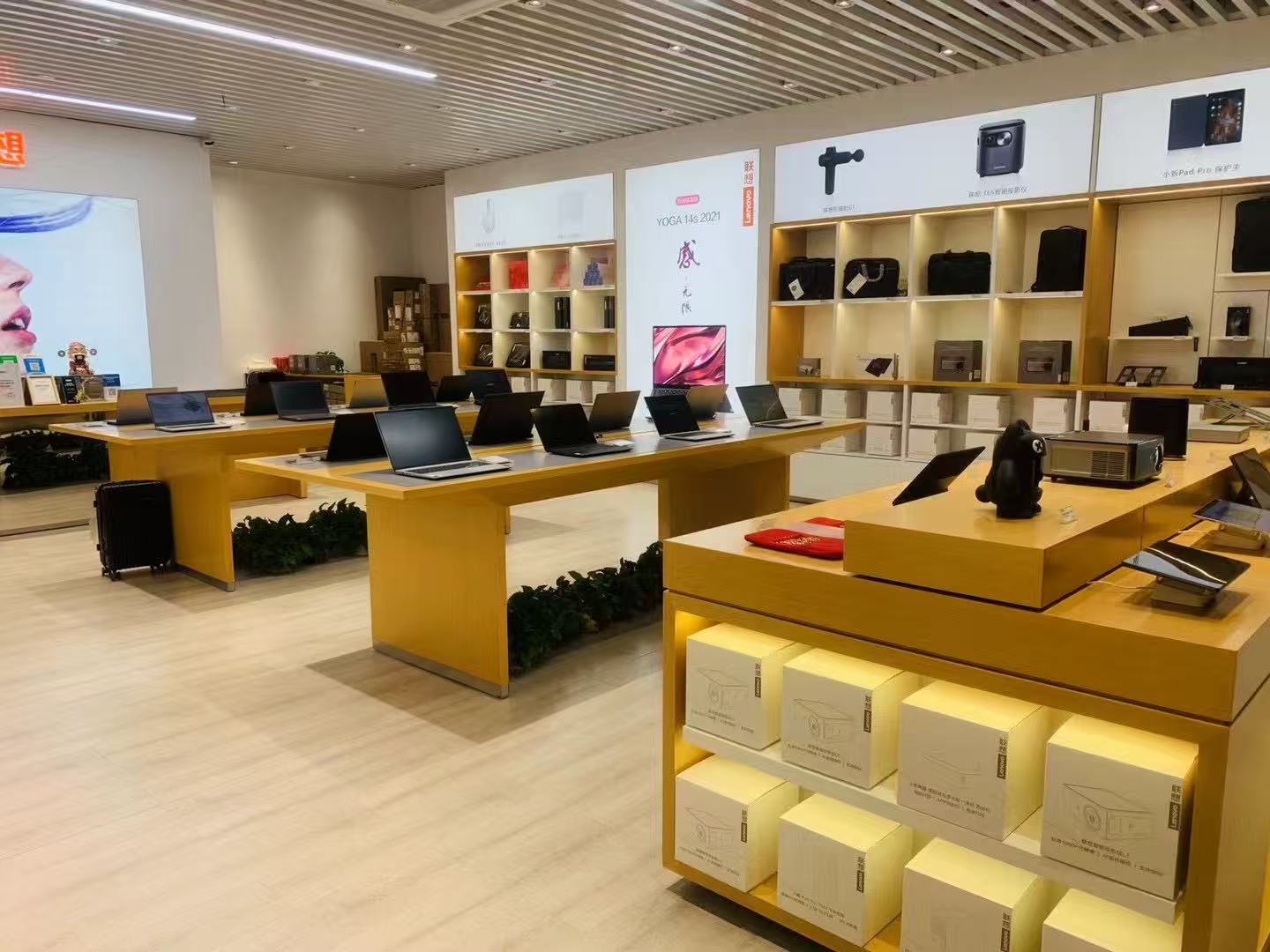 专业设备内部清洁作业