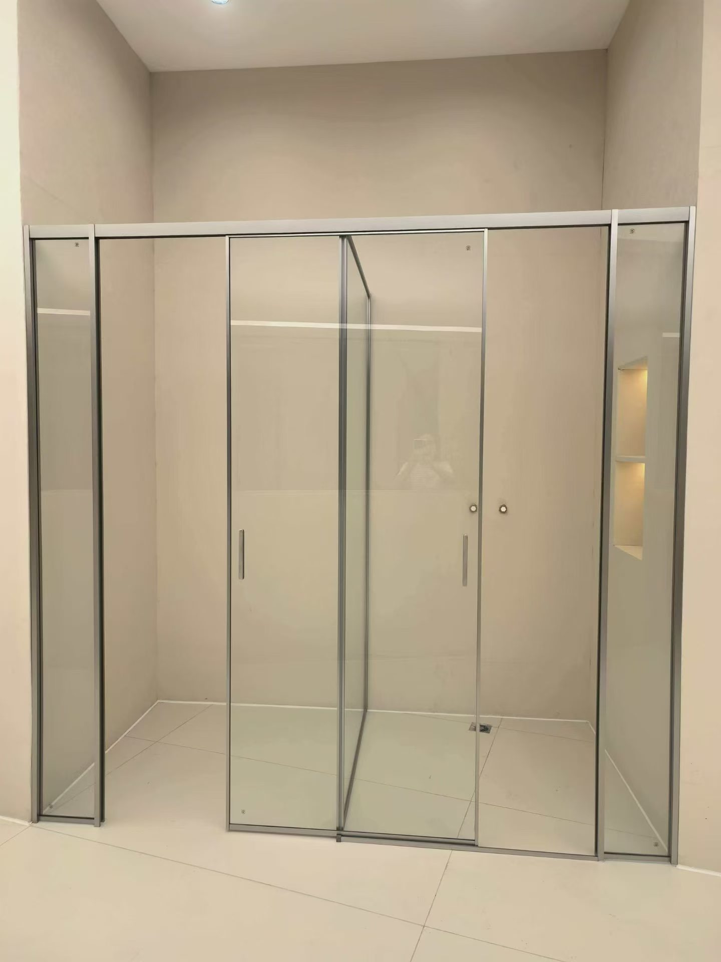 展示淋浴房精细工艺与五金配件的特写图片