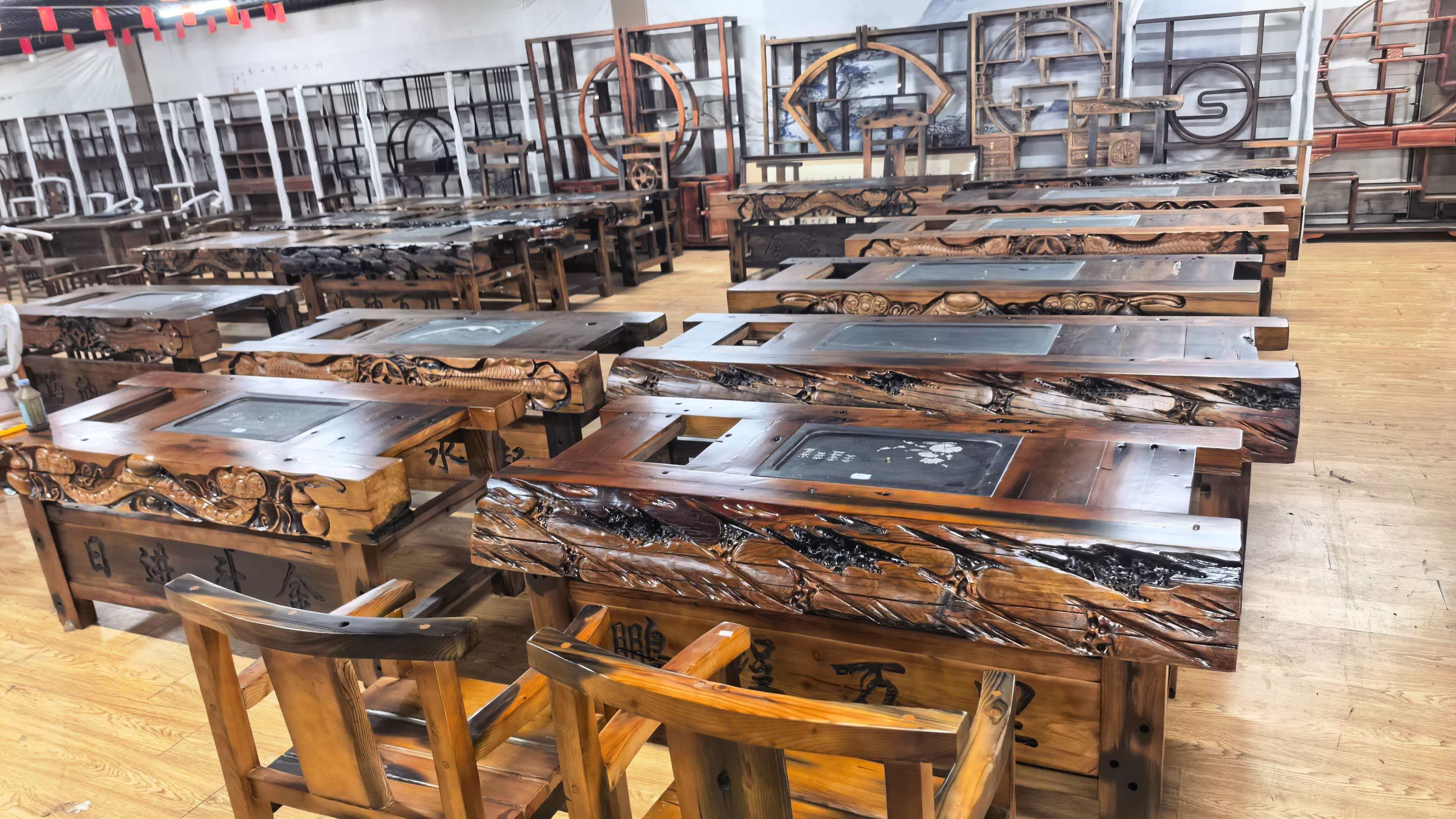展示多款不同成色和风格的二手办公桌,体现选择多样性